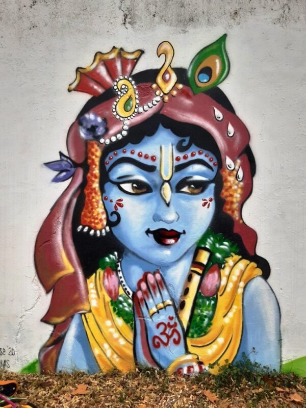 Pintura en fachada en la finca Nuevo Vrajamandala,